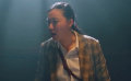 美女探員審訊太激動，搬起椅子就要砸嫌犯