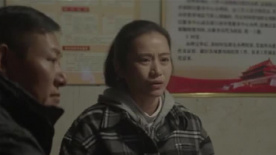 女孩不吃飯惹書記一頓批評，女孩跑出屋門都沒能逃過