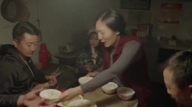 城里女孩來到貧困縣不適應，吃飯嫌棄的不想動筷子