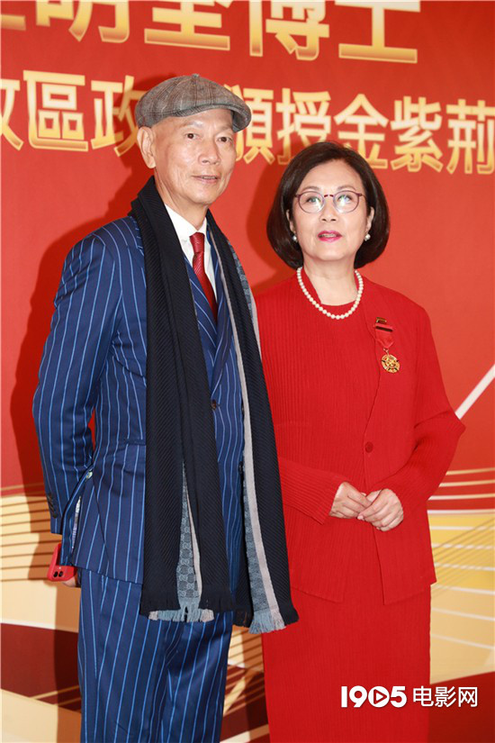 汪明荃获颁香港金紫荆星章 丈夫罗家英现身打气