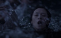 在湍急的海水中，人們?yōu)榱藸?zhēng)搶救生圈救生衣不擇手段