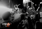 11月11日，电影《流浪地球2》释出一组片场工作照，聚焦影片幕后，记录主创们片场拍摄的趣味瞬间。照片中，导演郭帆，主演吴京、李雪健、沙溢、宁理、王智、朱颜曼滋、刘德华悉数亮相，全阵容首次亮相。
