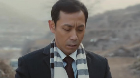 中村一郎跪在楊黑子一家墳前，替父懺悔當(dāng)年犯的過(guò)錯(cuò)！