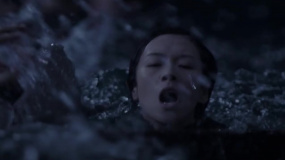 在湍急的海水中，人們?yōu)榱藸?zhēng)搶救生圈救生衣不擇手段