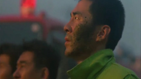 人民警察冲进火海，为人民不惧牺牲