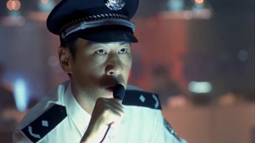 警察全体出动抓捕逃犯，场面壮观