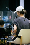 鹿晗曝音樂(lè)會(huì)排練照專注認(rèn)真 卷發(fā)造型展驚人發(fā)量
