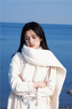 張婧儀海邊大片曝光 白色圍巾點燃溫暖冬日戀歌
