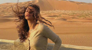 贊達(dá)亞曬《沙丘2》片場照 發(fā)絲飛揚(yáng)異域風(fēng)情十足