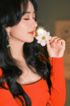港風(fēng)美人！趙麗穎復(fù)古寫真 大波浪配紅裙大秀美腿
