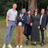 刘嘉玲与吴君如陈可辛夫妇聚会 抱树合照亲近自然
