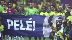 世界杯赛后巴西球员致敬球王贝利