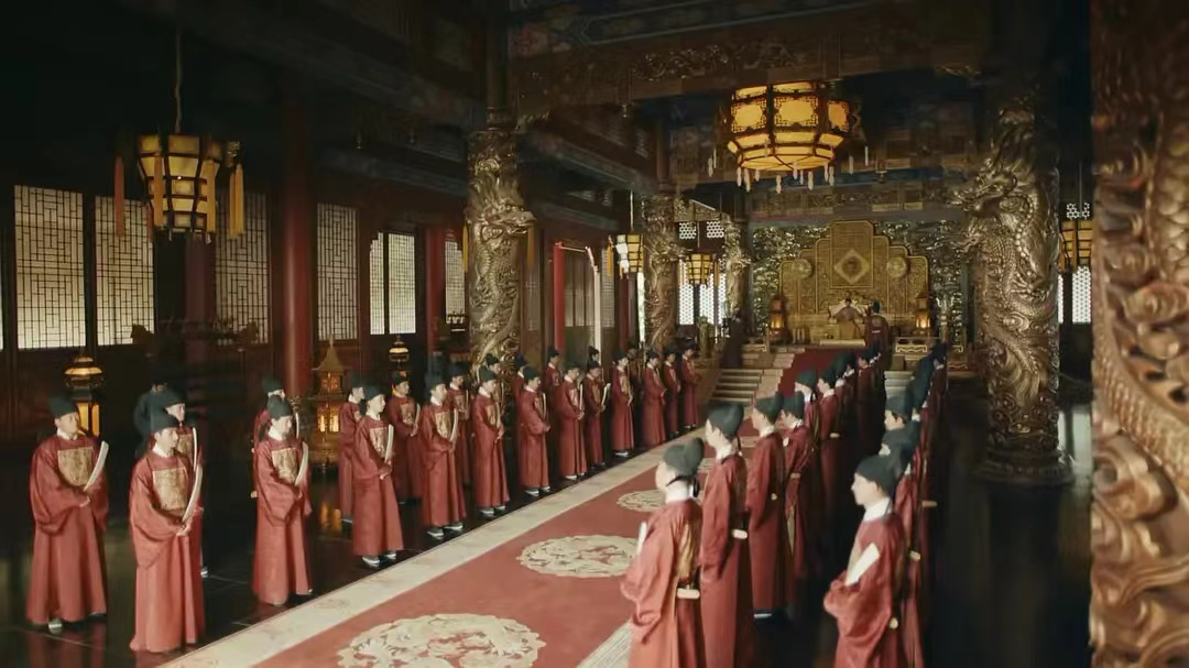 的镜头语言下,努力绘就一张明朝初年的"百景图":有群臣朝拜的宏伟场景