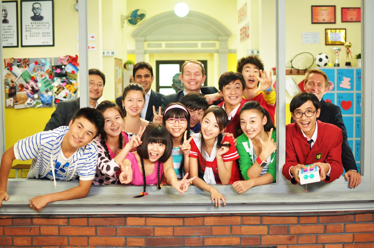《课间好时光》出品方,迪士尼(中国)高管团队和小演员在拍摄现场合影