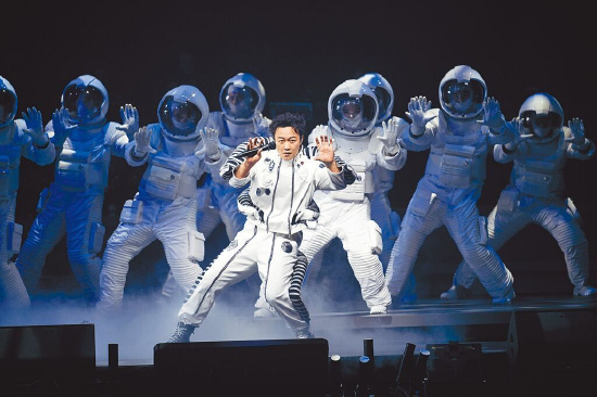 陈奕迅（中）穿上太空人装，跟太空人舞者一同登场。