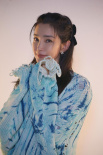 李冰冰穿藍(lán)色毛衣溫柔優(yōu)雅 膚白貌美滿滿少女感！
