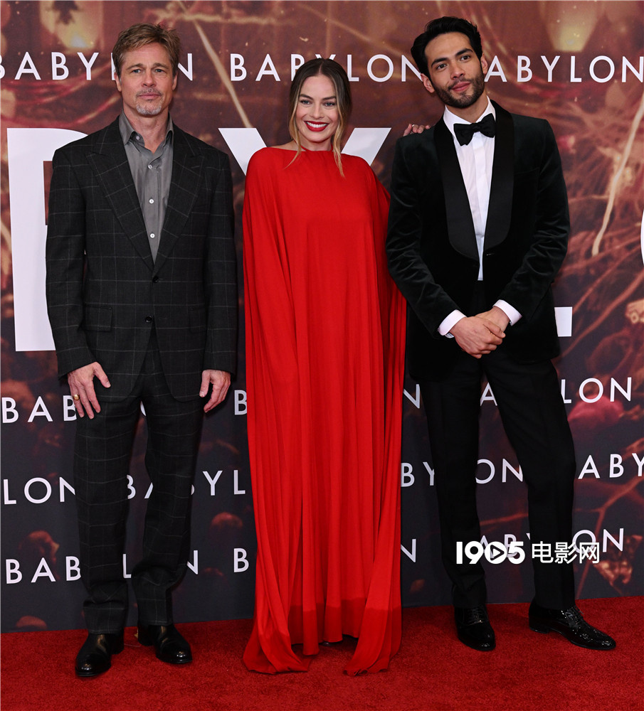 《巴比伦》伦敦首映 玛格特·罗比一抹红裙秀美背惊艳全场