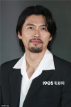玄彬出席新片《交涉》試映會 長發(fā)油頭+胡子造型成熟穩(wěn)重