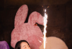 2月2日是宋茜36岁生日，工作室晒出一组庆生照。生日会现场布置的浪漫又温馨，鲜花、气球、糕点还有代表本命年属性的兔兔立牌，宋茜穿黑色T恤，手捧鲜花，对着蛋糕许愿，笑容灿烂开怀。