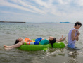 韩版《七月与安生》发布剧照 感受夏日海边青春
