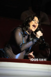 “結(jié)石姐”Jessie J倫敦開唱 挺孕肚不礙激情演唱