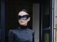 宋佳晒巴黎时装周写真 黑猫女酷飒造型大秀S身姿