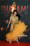 华裔演员刘玉玲现身《沙赞2》罗马首映 黄色长裙亮眼吸睛