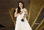 北京时间3月13日上午，第95届奥斯卡金像奖颁奖礼在美国洛杉矶落下帷幕。《瞬息全宇宙》大获全胜，抱回七项大奖。其中，60岁的亚裔女演员杨紫琼，赢过劲敌“大魔王”凯特·布兰切特，夺下最佳女主角大奖，打破影史纪录，成为奥斯卡第一位亚裔影后。