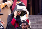 当地时间2023年3月25日，美国曼哈顿，Lady Gaga和华金·菲尼克斯拍摄《小丑2》曝片场路透。照片中，Lady Gaga饰演的“小丑女”哈莉·奎茵身穿碎花短裙外搭黑色大衣，接近素颜的状态看起来十分憔悴，像个落寞的中年妇女。