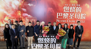 《燃燒的巴黎圣母院》首映 《狼圖騰》主創(chuàng)再聚首
