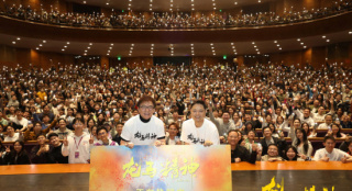 《龍馬精神》校園路演 成龍動(dòng)情演唱《真心英雄》