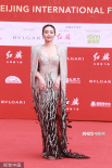 美丽的代价！高叶晒手臂划痕照 自侃被礼服鲨疯了