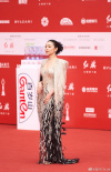 美丽的代价！高叶晒手臂划痕照 自侃被礼服鲨疯了