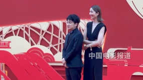 王祖蓝和李亚男现身北影节开幕式红毯