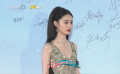 郭曉婷亮相第30屆大學(xué)生電影節(jié)“青春之夜”紅毯