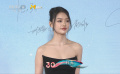 林允亮相第30屆大學(xué)生電影節(jié)“青春之夜”紅毯