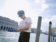 杨洋分享威尼斯随拍照 穿白T恤戴墨镜满满少年感
