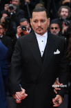 力破不合？德普出席《杜巴利伯爵夫人》戛納首映