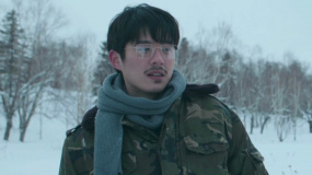 电影《燃冬》曝光首支片段 周冬雨刘昊然屈楚萧雪地“躺平”