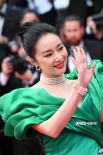 飒出国门！高叶穿“拔丝”礼服亮相戛纳 依旧迷人