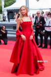 大表姐穿似火紅裙亮相戛納 穿人字拖走紅毯超可愛