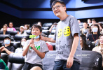 5月22日，电影《川流不“熄”》首映式在北京举行。导演冯钶予携主演杨新鸣、胡昌霖、代乐乐、杨童舒等亮相，畅谈创作幕后。