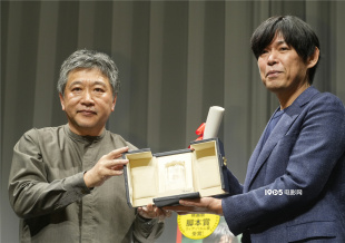 是枝裕和由戛纳返日 将戛纳奖杯颁给编剧坂元裕二