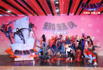 5月31日，电影《蜘蛛侠：纵横宇宙》隆重举办中国首映礼，两位制片人克里斯托弗·米勒和菲尔·罗德特别录制视频送来独家问候。首映现场十几个蜘蛛侠coser亮相还原蜘蛛互指名场面，气氛热烈宛如蜘蛛侠粉丝大联欢。