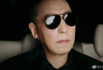 日前，演员倪大红最新上海国际电影节“特工大片”曝光。黑色墨镜将反差感拉满。