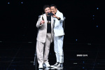 沈腾、周润发贴脸自拍 回忆《黄金甲》渊源引爆笑