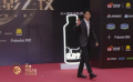 演员黄轩踏上2023微博电影之夜红毯