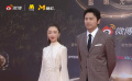 《坚如磐石》主创周冬雨、雷佳音亮相2023微博电影之夜红毯