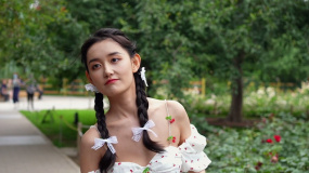 蔣依依公園拍寫真狀態(tài)自然