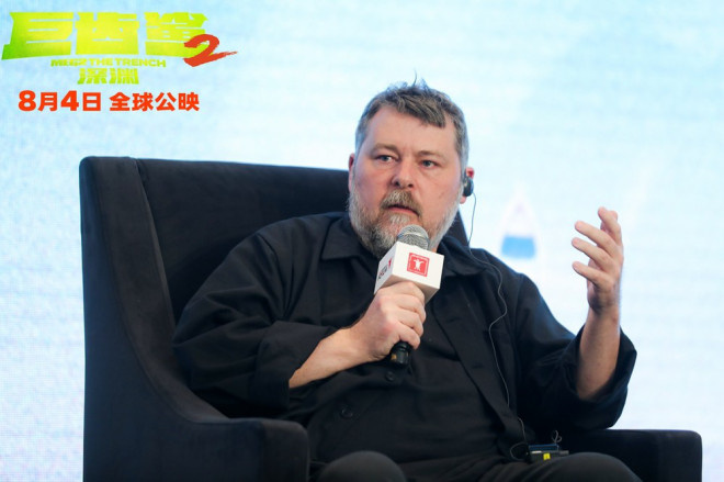 《巨齿鲨2》导演称赞吴京：他让中文台词更生动